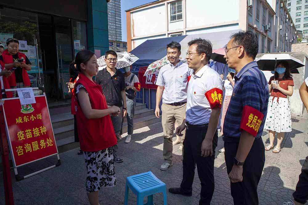 2党史学习教育进行时丨职能管理二支部与咸宁社区开展企社共建抗疫长城志愿活动